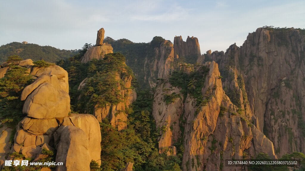 壮丽山景 岩石与植被相映
