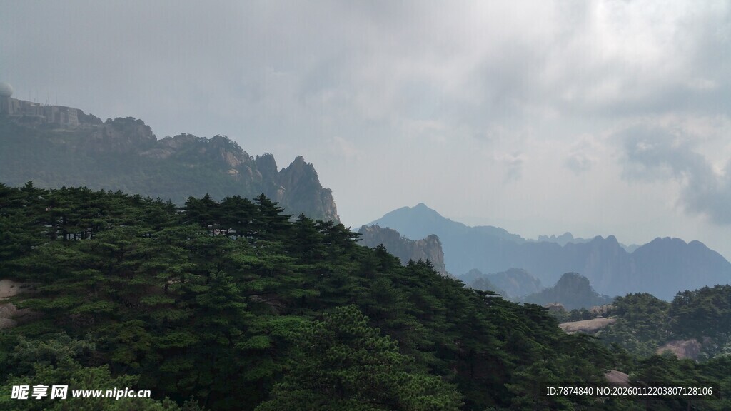 山峦叠翠间的壮美风光
