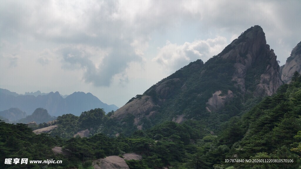 巍峨青山云雾缭绕
