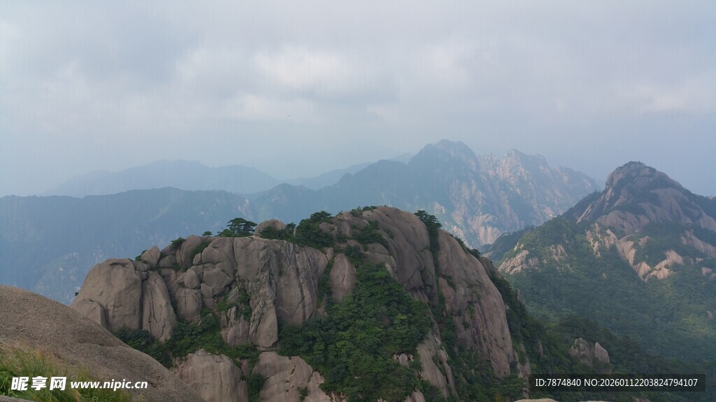 巍峨山峦 尽显自然壮美