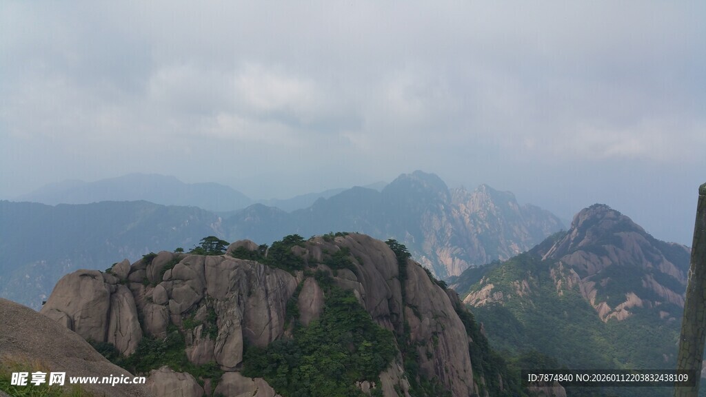巍峨山峦间的嶙峋怪石