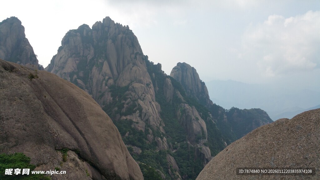巍峨壮丽的山岳景观