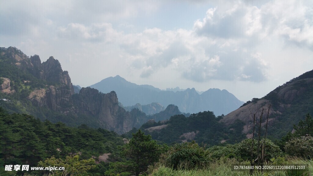 山峦叠翠的自然风光