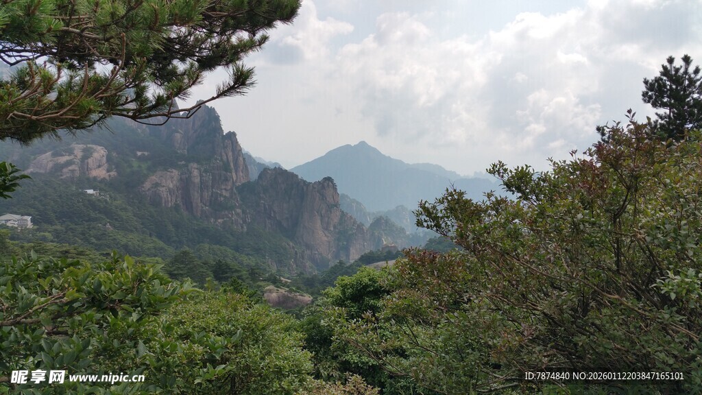 山峦叠翠的自然美景