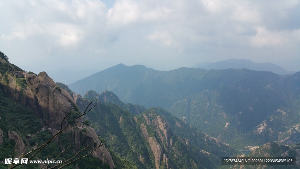 壮丽山景俯瞰图