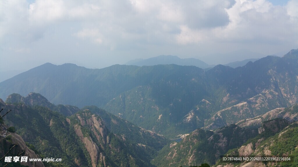 壮丽山景俯瞰图