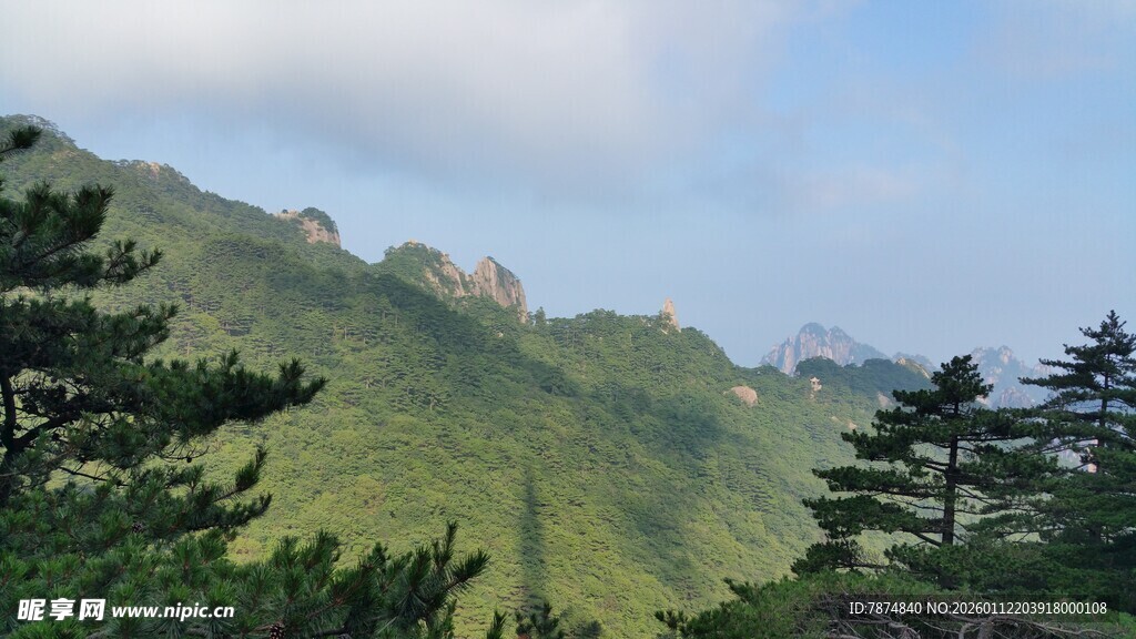 青山葱郁间的秀丽山景