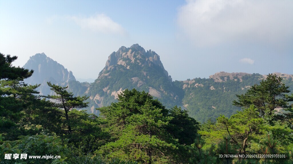青山绿树间的秀丽山峰