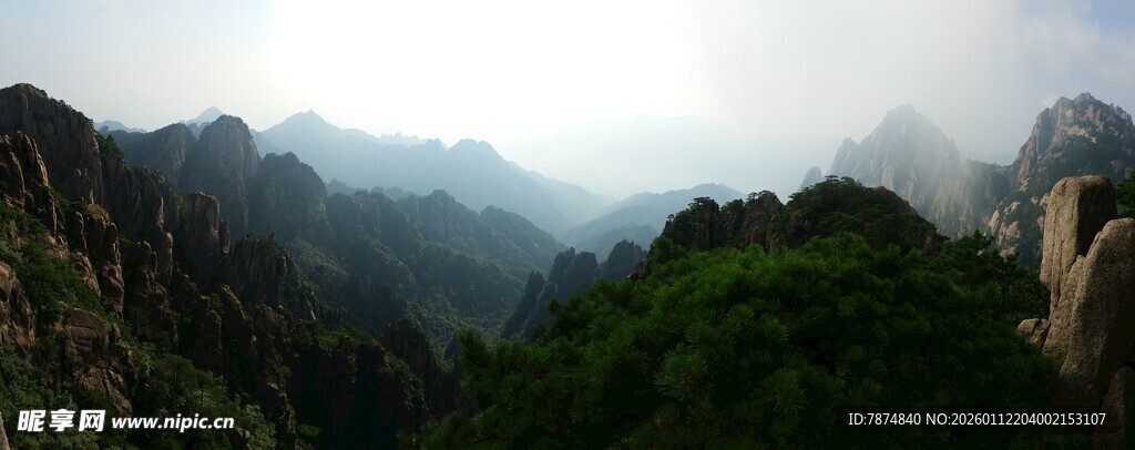 山峦叠翠的壮美自然风光