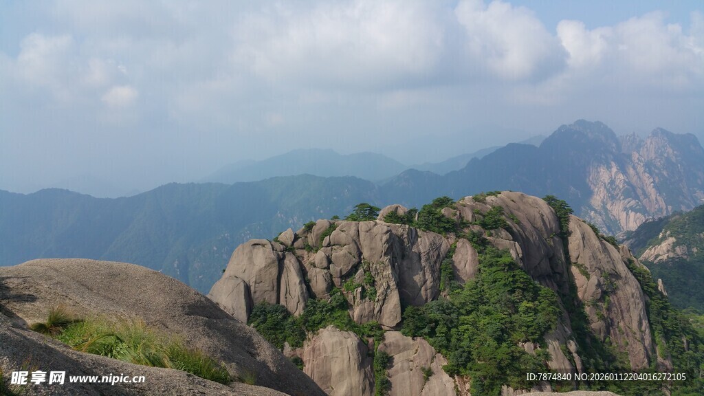 壮丽山景 奇石与远山相映