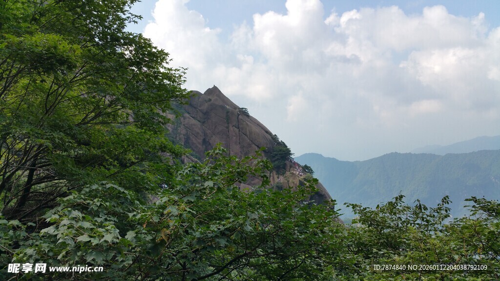 山林间的巍峨山峰