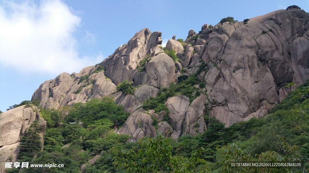 巍峨山峰绿意点缀