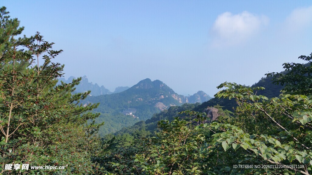 山林间的秀丽山峦景色