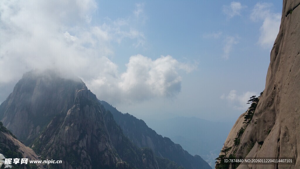 巍峨山峰云雾缭绕美景