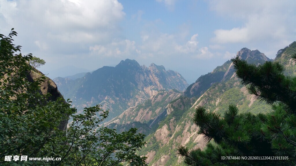 山峦叠翠间的自然美景