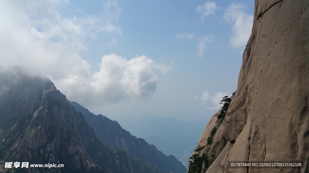 巍峨高山云雾缭绕景致