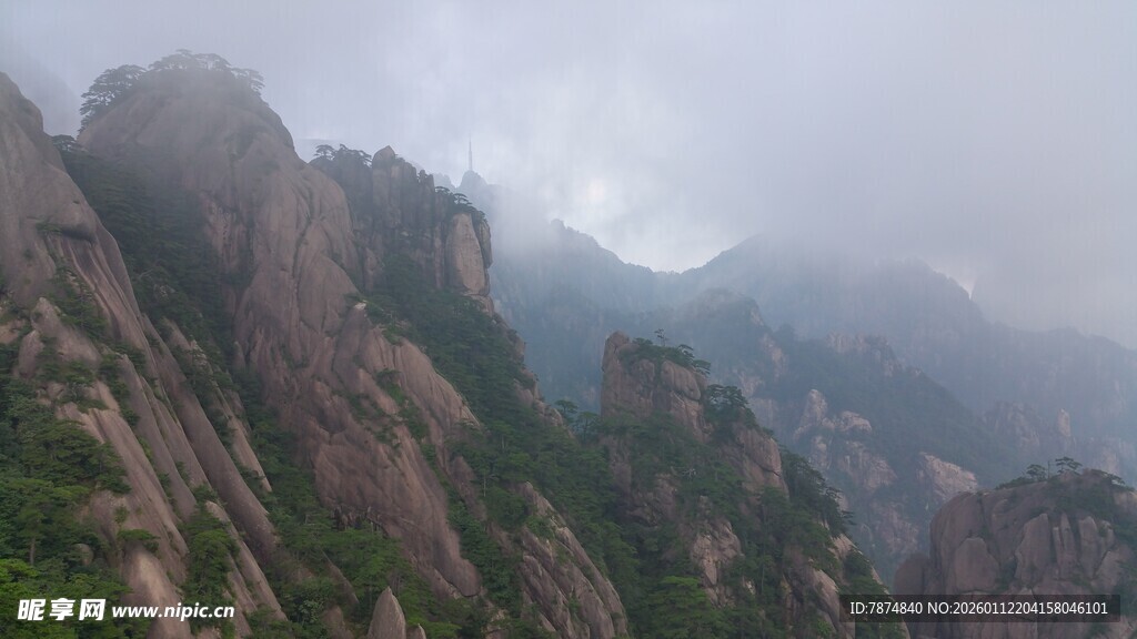 云雾缭绕的壮丽山峰