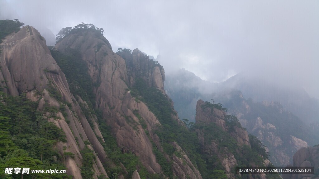 云雾缭绕的壮美山峰
