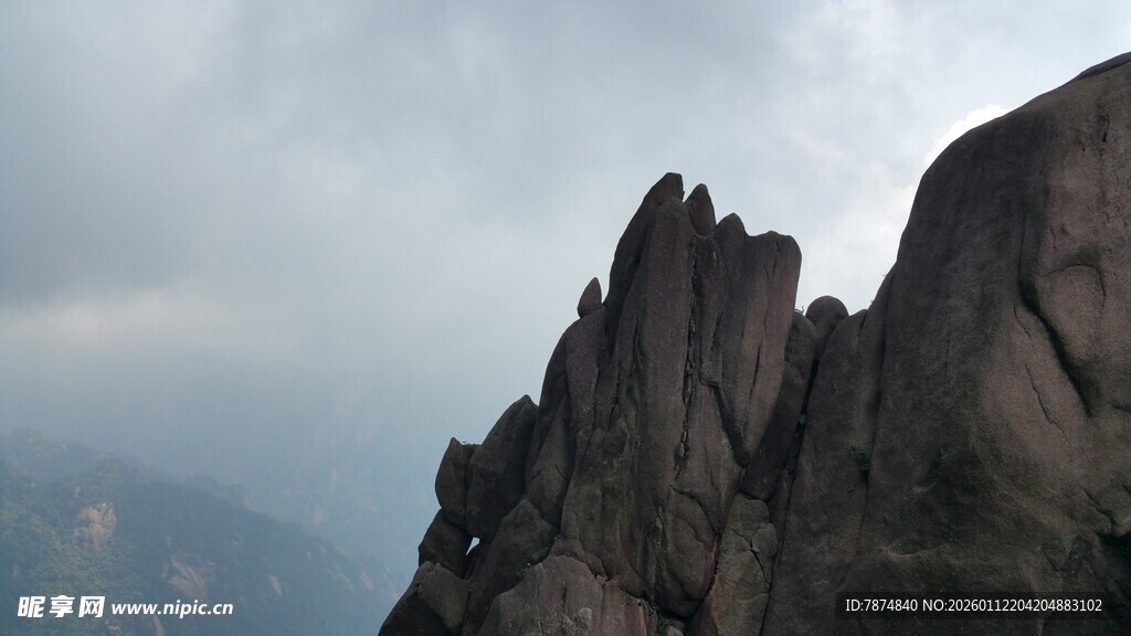 巍峨山峰云雾缭绕