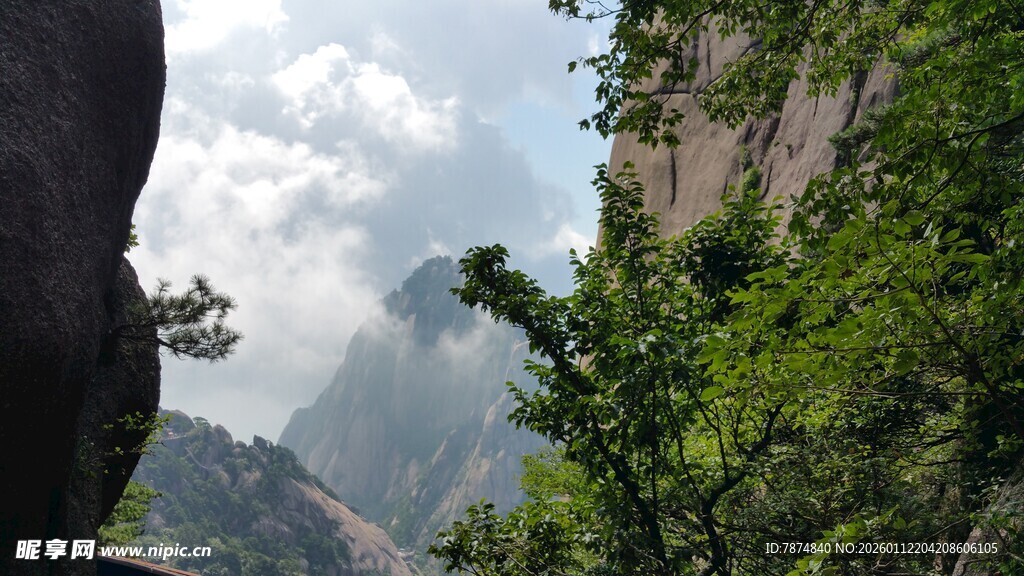山间云雾缭绕的秀丽景致