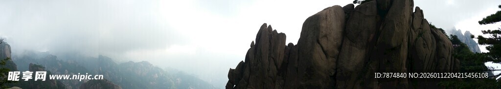 云雾缭绕的巍峨山峰