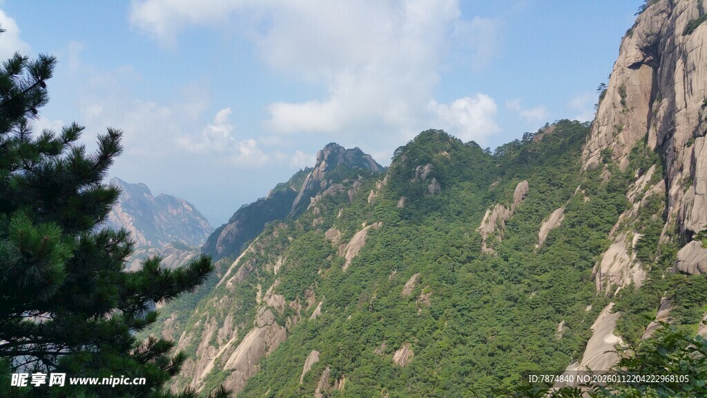 壮丽山景 绿意盎然的峰峦