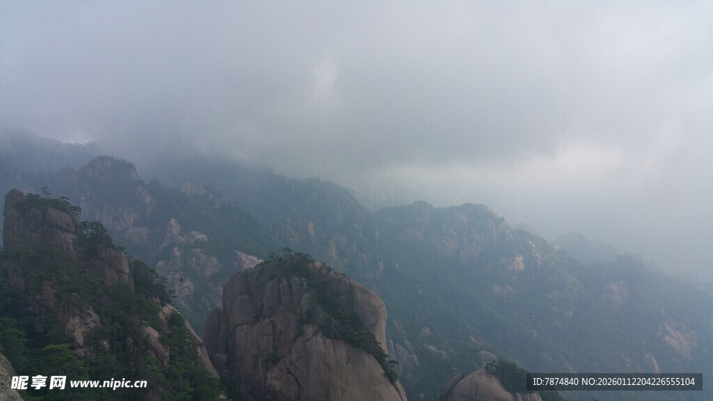 云雾缭绕的壮美山峦