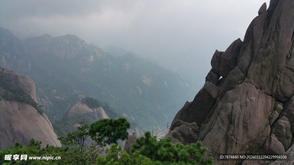 云雾缭绕的壮丽山景