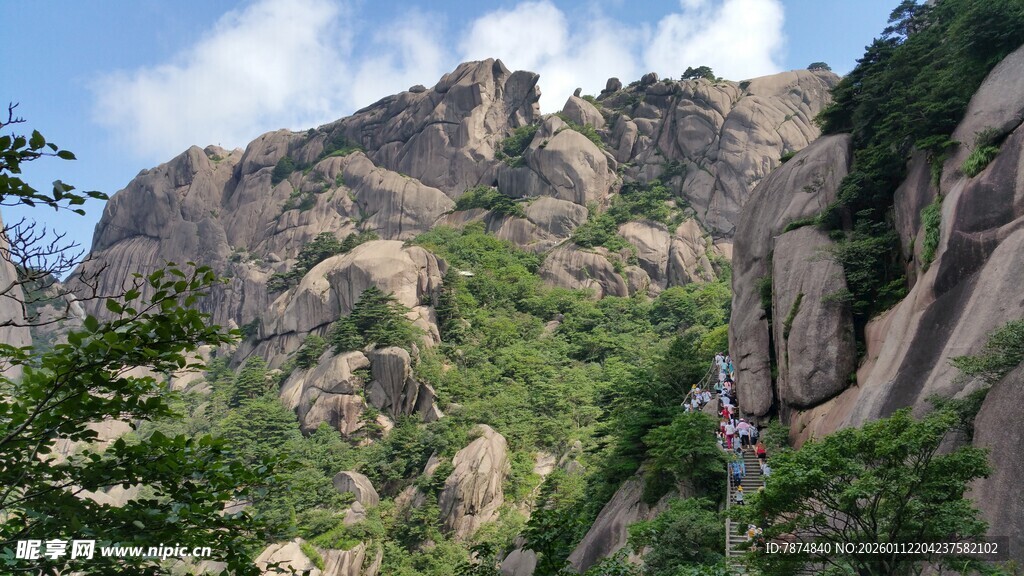 巍峨山峦间的葱郁景致