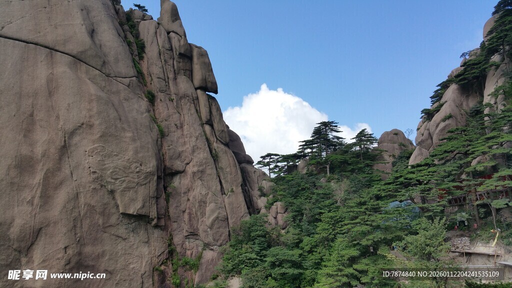 巍峨山间绿意点缀的奇峰