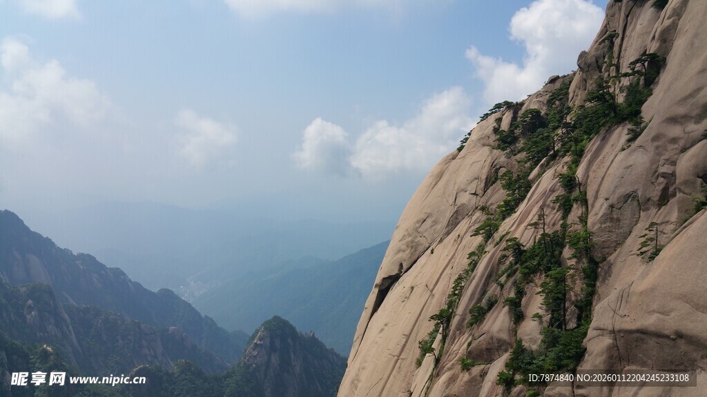 巍峨山峰与天际美景
