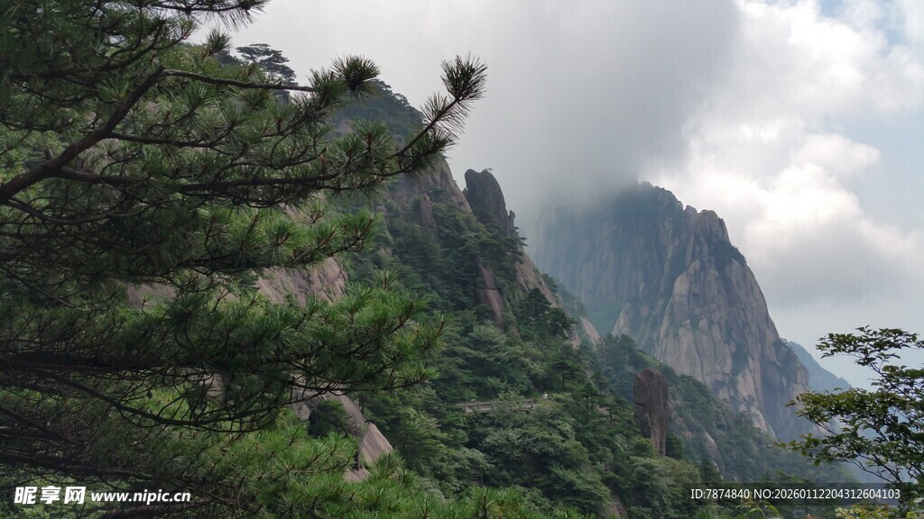 云雾缭绕的壮美山峦