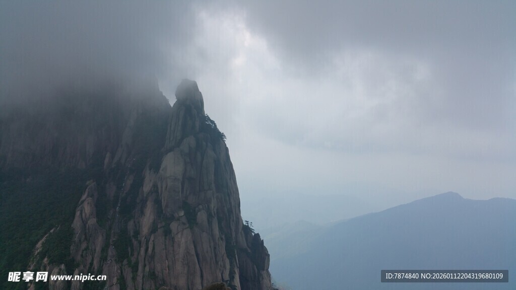 云雾缭绕的险峻山峰