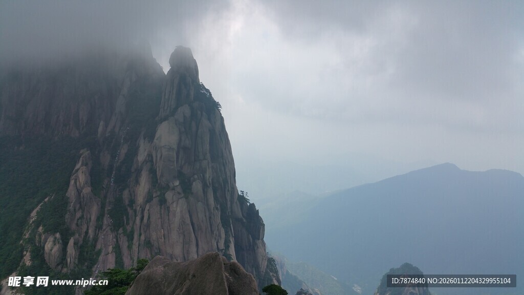 云雾缭绕的巍峨山峰