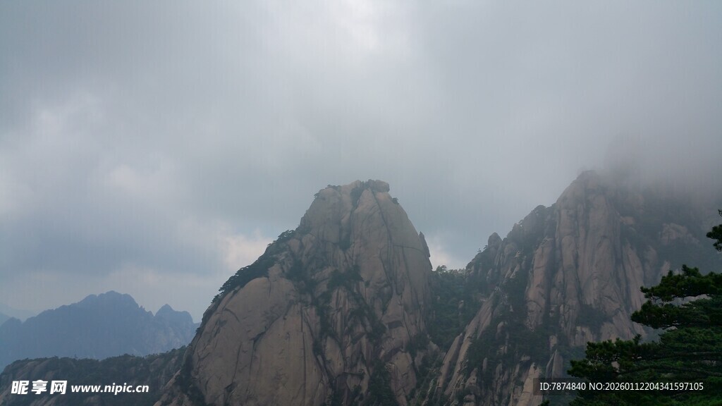 云雾缭绕的巍峨山峰