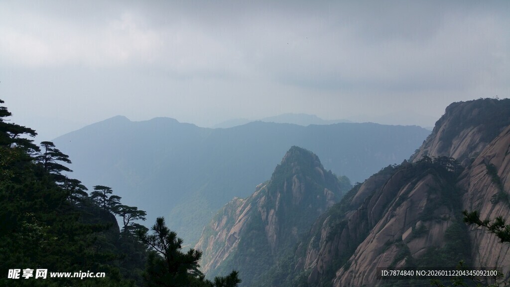 云雾缭绕的壮丽山峰