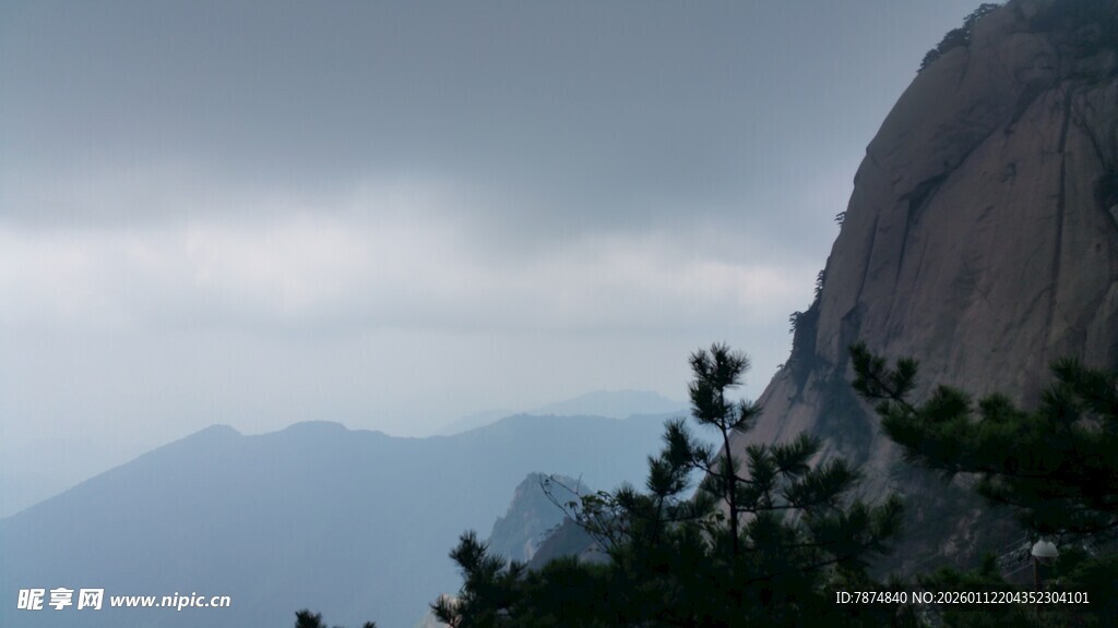 云雾缭绕的巍峨山峰