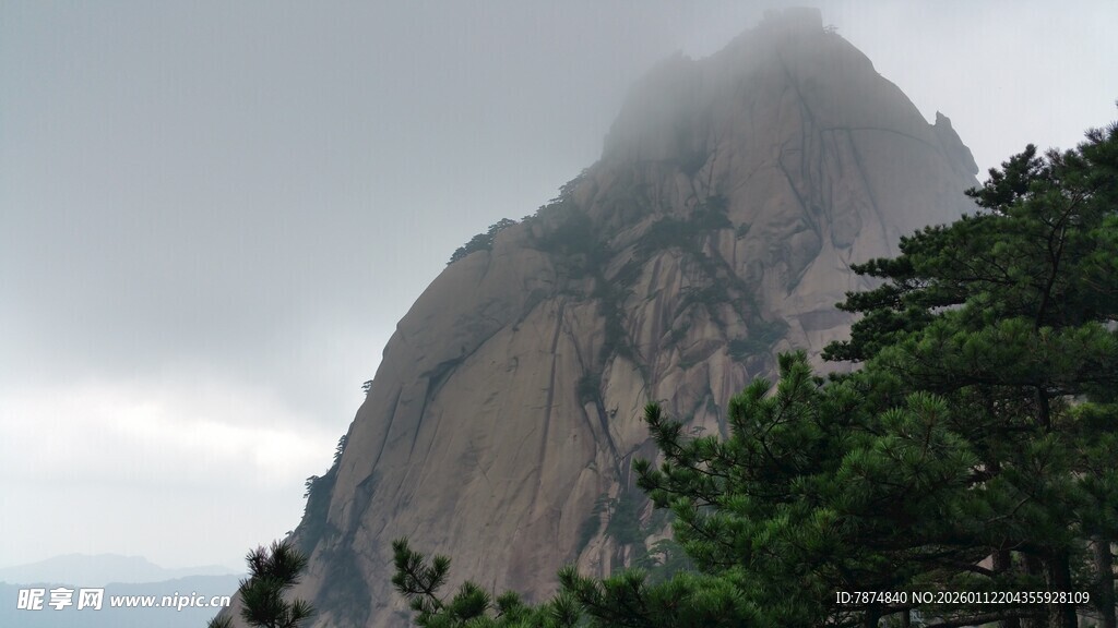 云雾缭绕的巍峨山峰