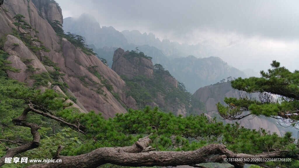 云雾缭绕的壮美山景