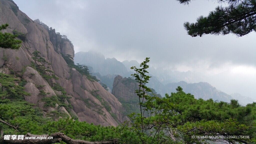 云雾缭绕的壮美山岳景观