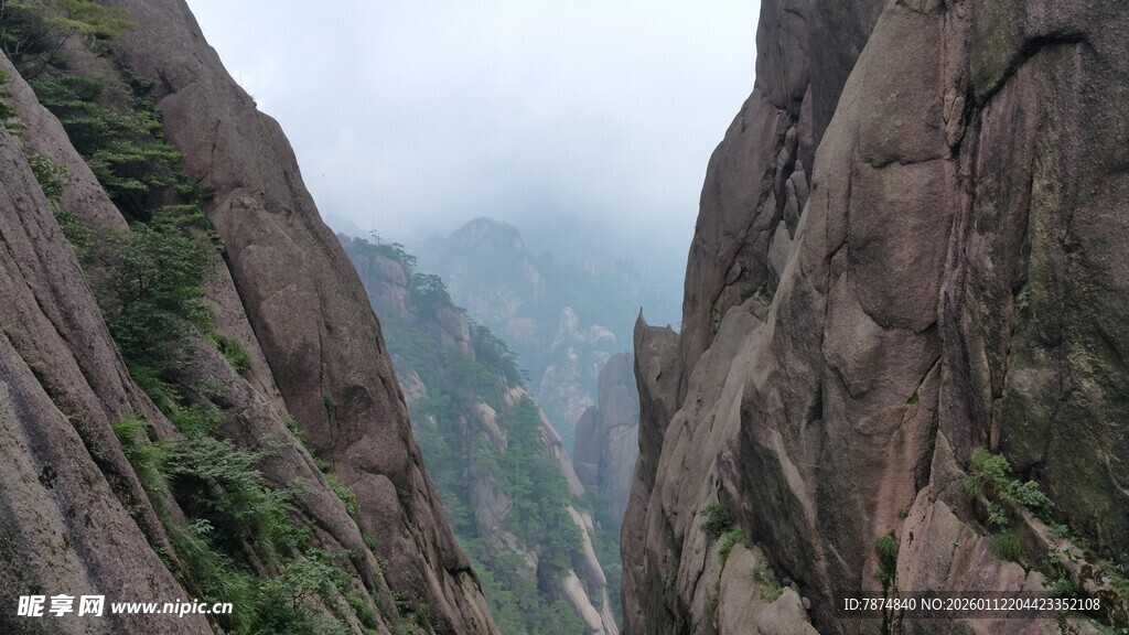 壮丽山景 奇峰对峙云雾间