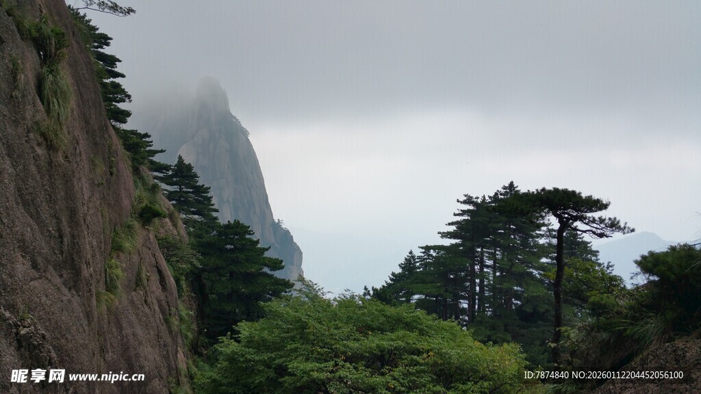 云雾缭绕的峻峭山峰景色