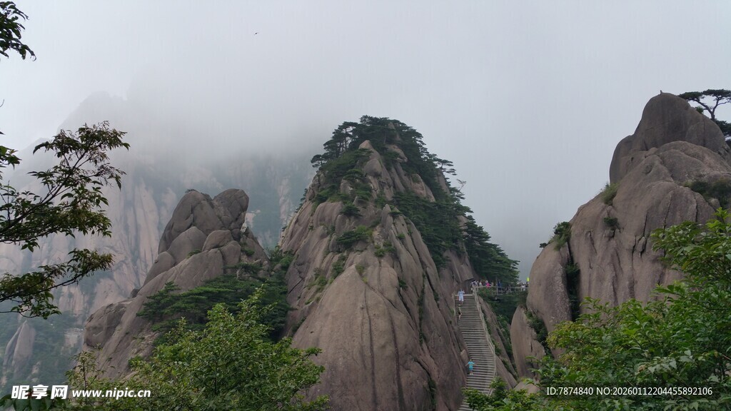 云雾缭绕的壮丽山峰