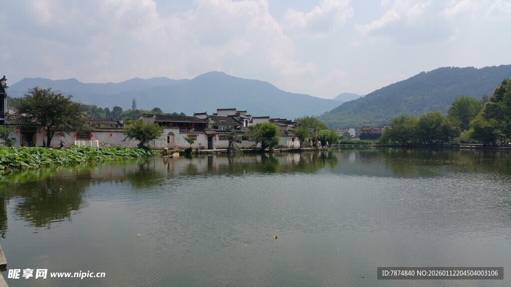 湖畔村落 山水相映成趣
