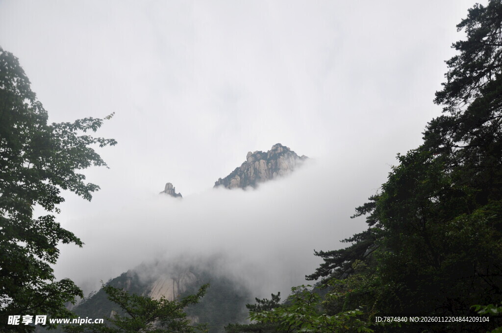 云雾缭绕的山间美景