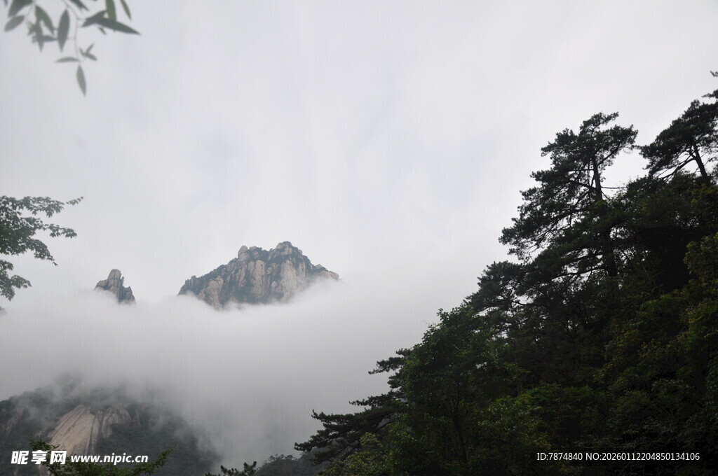云雾缭绕中的峻峭山峰