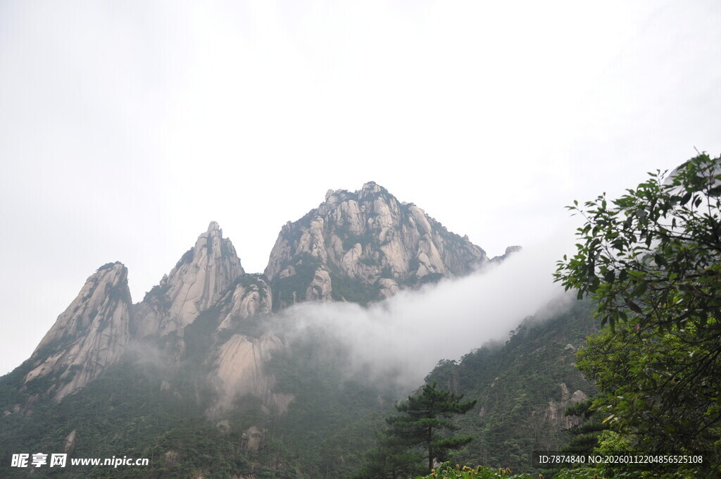 云雾缭绕的壮丽山峰