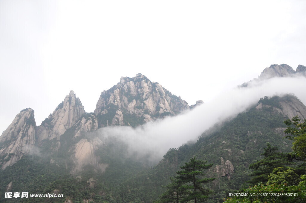云雾缭绕的壮丽山峰