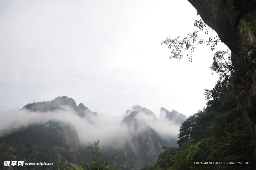 云雾缭绕的壮美山峦