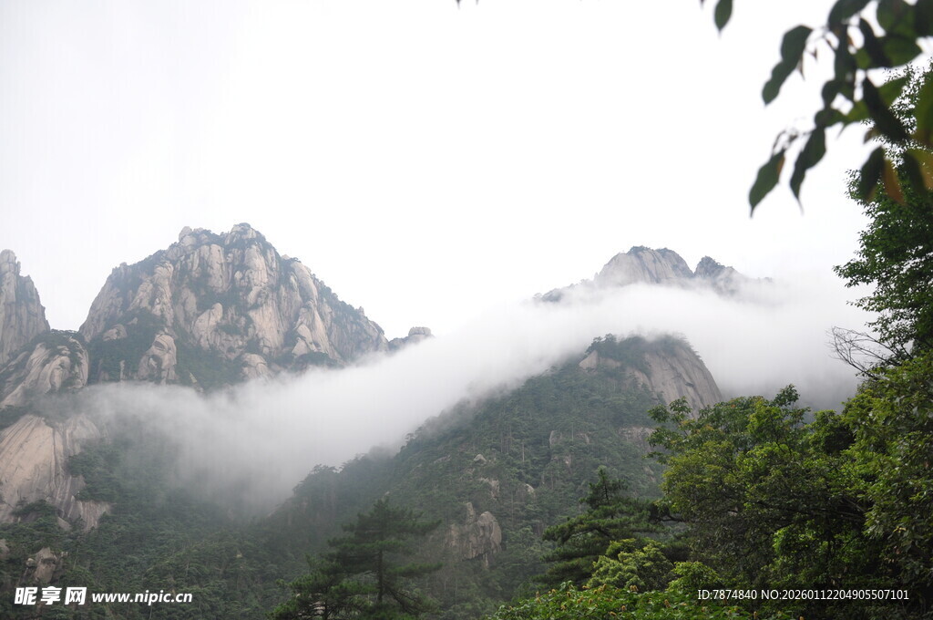云雾缭绕的壮美山峦